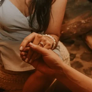 Cómo diferenciar un anillo de compromiso y boda 3 formas sencillas de hacerlo