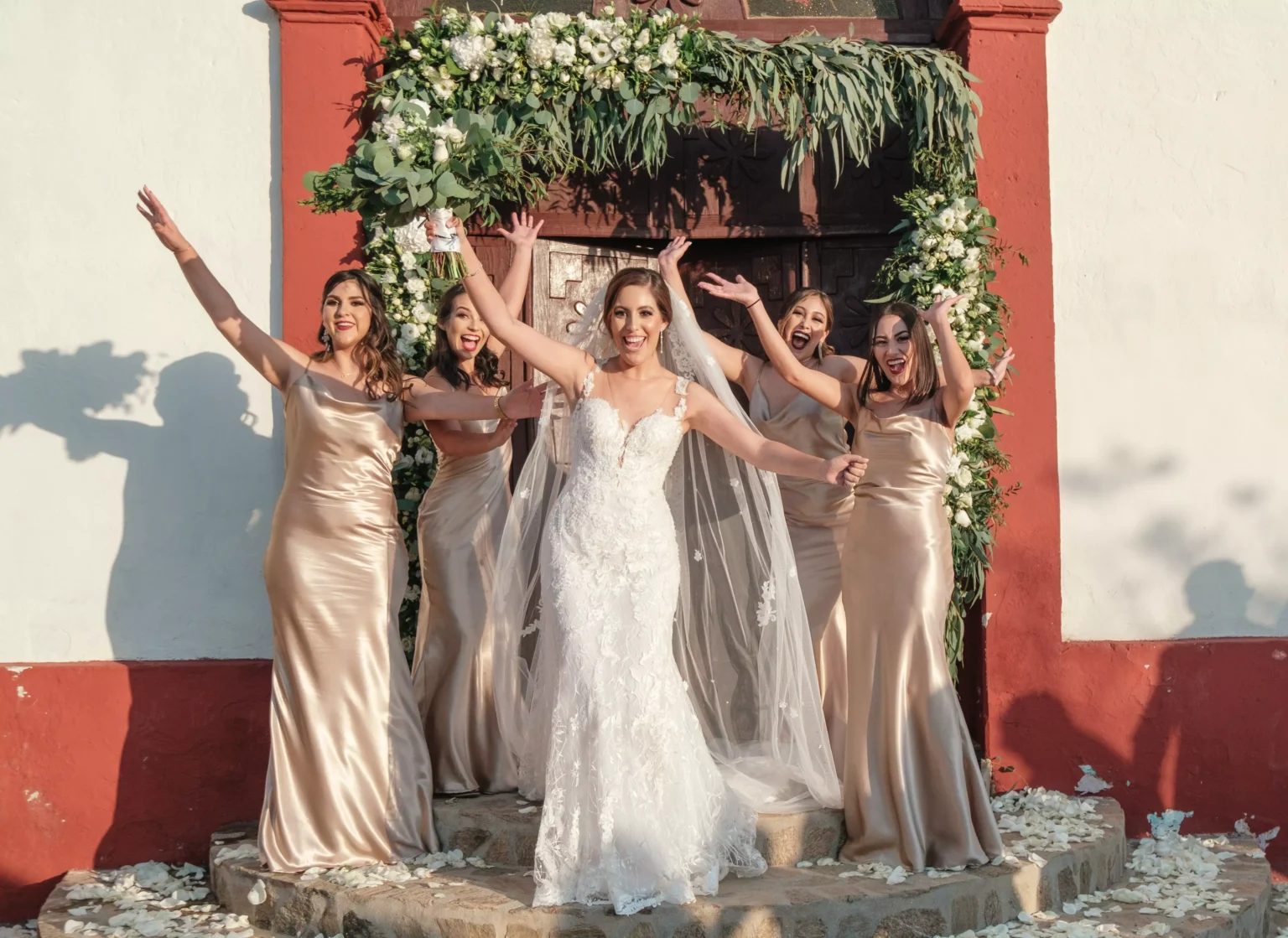 ¿Qué hace una dama de honor? 5 cosas de las que está encargada.