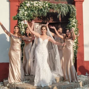 ¿Qué hace una dama de honor? 5 cosas de las que está encargada.