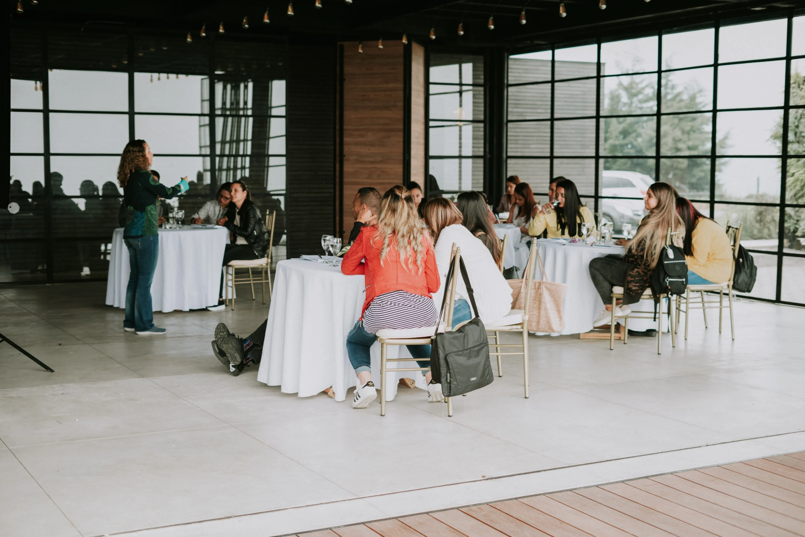 Saca a tus empleados de la empresa, busca un espacio más neutral para hacer actividades de team building.