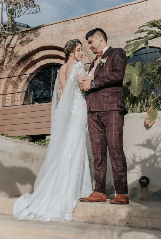 foto Pareja de novios en trajes de boda en locación centro de eventos Voilá en Medellín